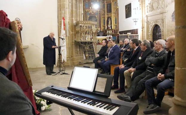 La cofradía del Resucitado celebra el 50 aniversario de la bendición de la Virgen de la Paz