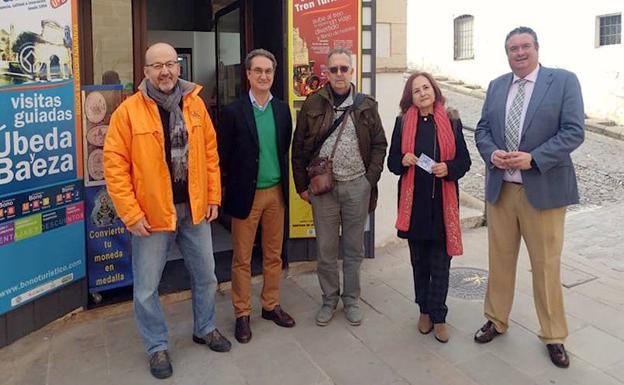 Una turista que llegó a Úbeda por su monumentalidad y regresó por su comercio