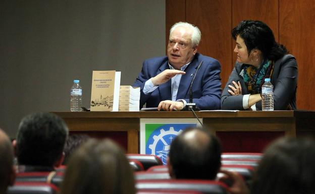 Un libro resume los 75 años de historia del Centro Universitario Sagrada Familia de Úbeda