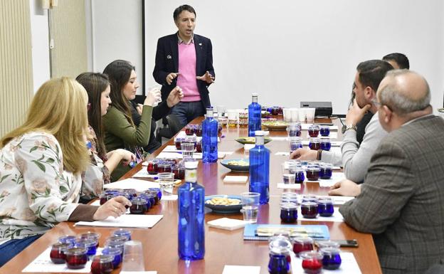 Primer curso del año sobre iniciación a la cata de aceite de oliva