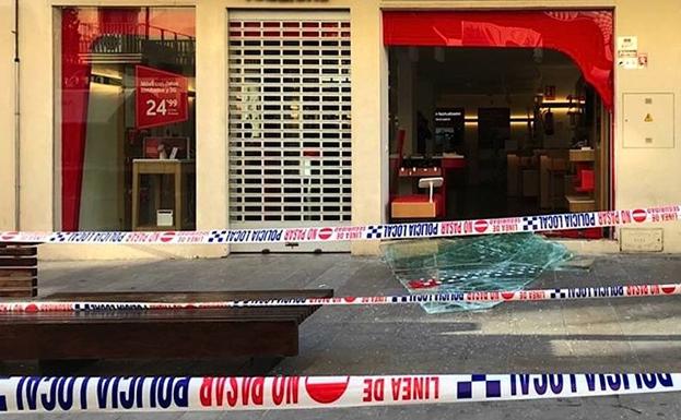 Robo por 'alunizaje' en un establecimiento de telefonía de la calle Obispo Cobos de Úbeda