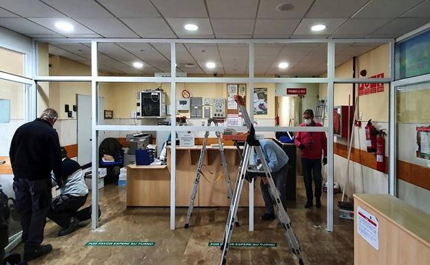 Satisfacción por la instalación de una mampara protectora en las urgencias de Úbeda