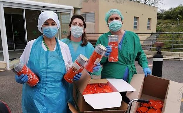 Reparto de las primeras 3.000 mascarillas confeccionadas por más de 50 personas voluntarias