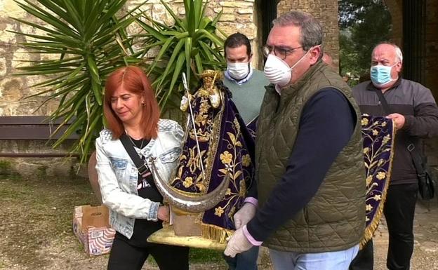 La cofradía y la alcaldesa responden al aluvión de críticas por el traslado de la patrona