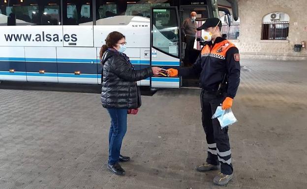Reparto de mascarillas entre quienes tienen que desplazarse en autobús a su trabajo