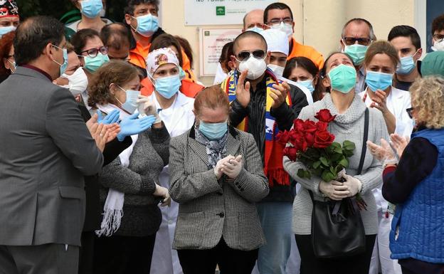 Concentración ante el hospital de Úbeda para recordar al médico fallecido por coronavirus