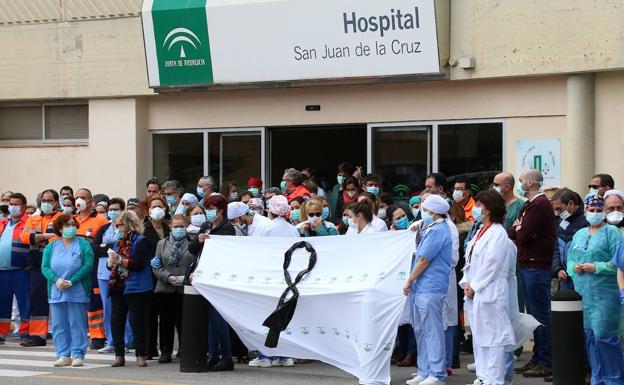 Muestras de pesar tras el fallecimiento por coronavirus del médico del hospital ubetense