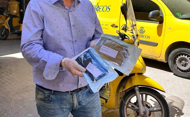 Reparto de mascarillas para la población infantil y los mayores de 65 años