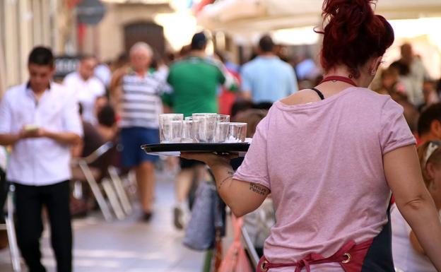 Alciser se ofrece a los hosteleros para tramitar la apertura o reapertura de sus terrazas