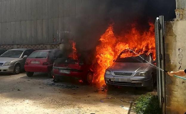 Tres vehículos dañados en el incendio registrado en un solar de la calle Las Parras de Úbeda