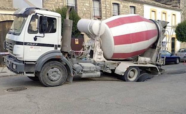 Atrapado un camión en un socavón de la calle Cava en Úbeda