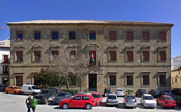 Treinta familias reivindican el aumento de una línea en el instituto Francisco de los Cobos
