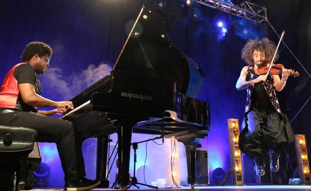 Ara Malikian emocionó y divirtió al público que agotó las localidades de la plaza de toros