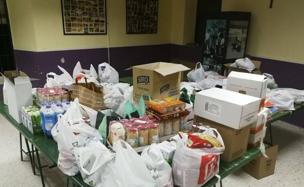 Jóvenes de Acción Católica organizan una campaña de recogida de alimentos y material escolar
