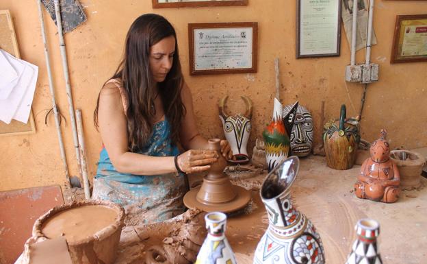 Guadalupe Millán recupera el arte alfarero de su abuelo