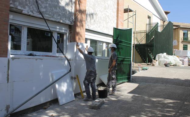 Las concejalas de Urbanismo y Bienestar visitan las obras del centro social de la Explanada