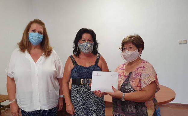Elia Garrido entrega el dinero recaudado con las mascarillas a '21 de septiembre'