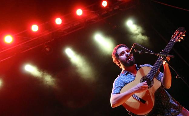 El Kanka interpretó sus canciones acompañado por varios cientos de voces