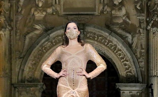 Desfile en la plaza Vázquez de Molina a beneficio de ALES