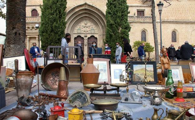 El Mercado de Antigüedades y Coleccionismo volvió a la plaza Primero de Mayo