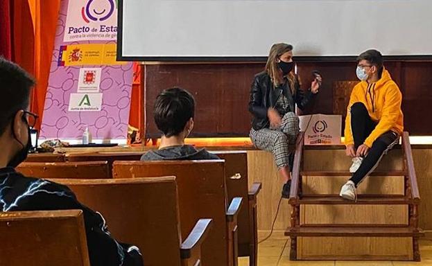 Isabel Duque 'Psicowoman' impartió un taller sobre relaciones sexuales igualitarias