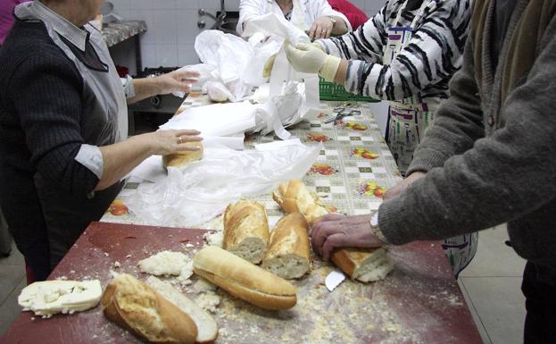 Cáritas llevará la comida al albergue de temporeros una vez que abra sus puertas