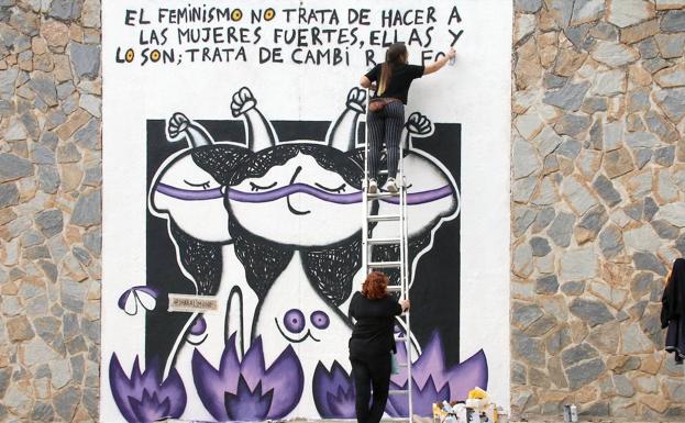 Reivindicando el feminismo a través de un mural realizado por la artista Shara Limone