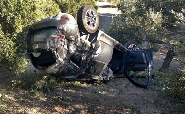 Salida de vía a las afueras de Úbeda y colisión contra una farola en la calle Trinidad