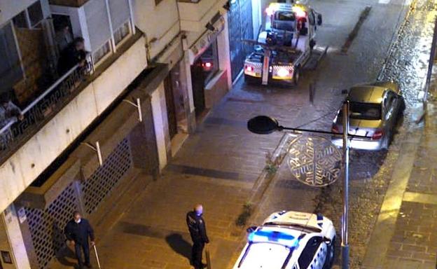 Detenido un menor por conducir sin carné y colisionar contra una farola