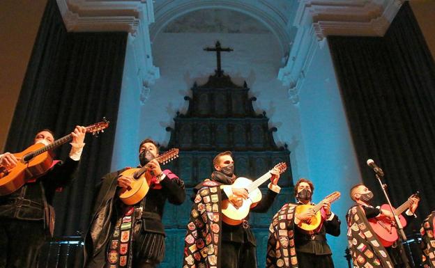 Las mascarillas no apagaron las voces de las tunas