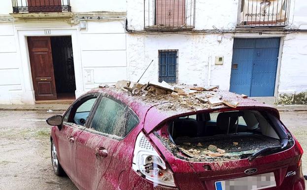 El hundimiento de un tejado en Úbeda causa daños en dos vehículos