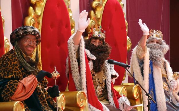 Los Reyes Magos pudieron saludar a los niños ubetenses en el polideportivo