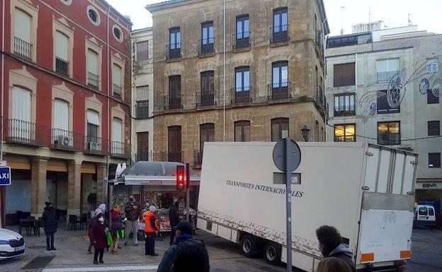 El cajón de un camión queda atravesado en la plaza de Andalucía de Úbeda