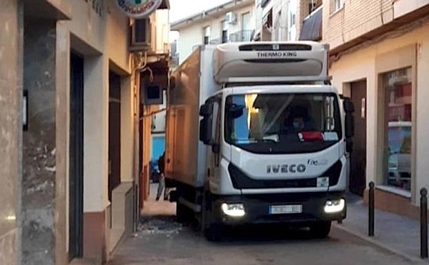 Un camión se llevó por delante parte de un balcón de la calle Córdoba