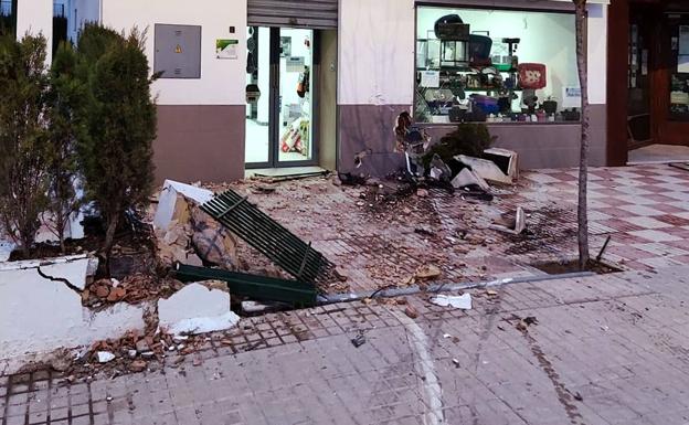 Un vehículo causa varios destrozos en la calle Don Bosco de Úbeda