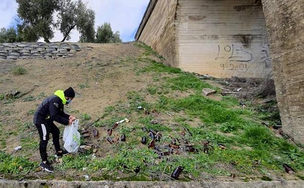 Labores voluntarias de limpieza en puntos de lo que debería ser la vía verde del Renacimiento