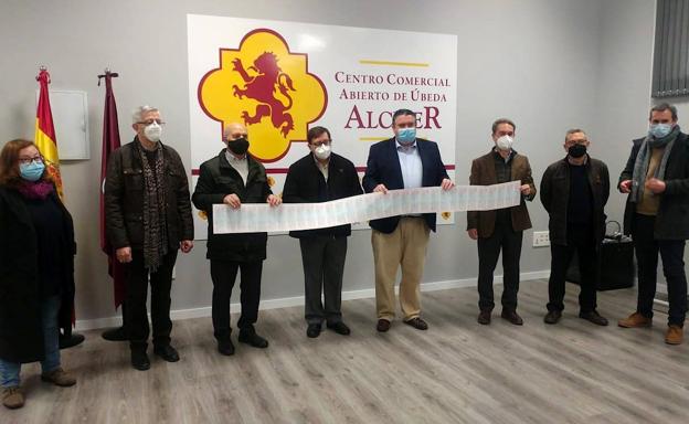 Cáritas recibió los 6.000 euros en cheques regalo del sorteo de Alciser