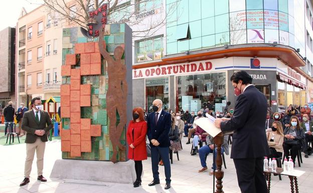 Recuerdo a las víctimas del coronavirus y al personal esencial en forma de monumento