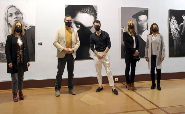 José Beteta aúna fotografía y dibujo a carbón en el Hospital de Santiago