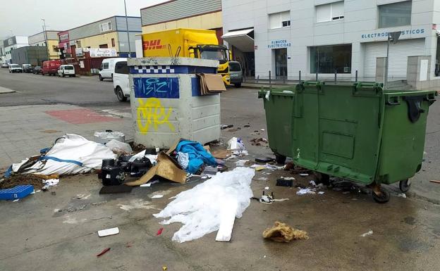 Apelan a la concienciación para controlar los vertidos de muebles, enseres y escombros en la vía pública