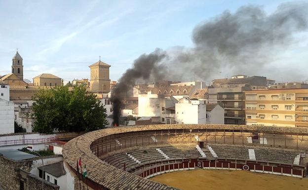 Incendio en un patio entre el Hospital de Santiago y la plaza de toros