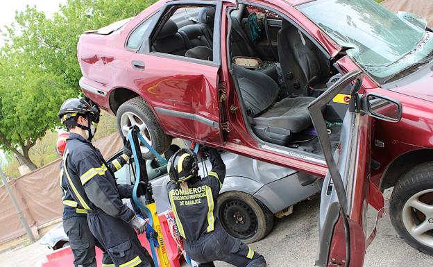 Curso en el Parque de Bomberos sobre rescate en accidentes de tráfico de vehículos ligeros