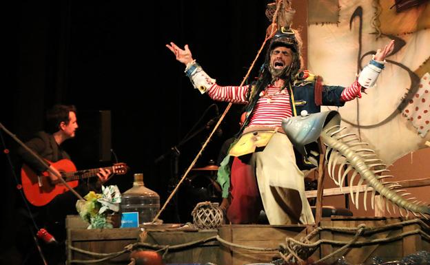 Jesús Bienvenido llegó a Úbeda en su balsa para contar y cantar historias de vida