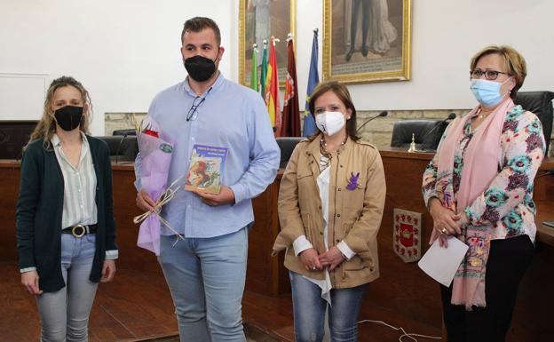 Entrega del premio correspondiente al Certamen Literario 'Mujer, tu cuentas'