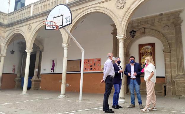 Compromiso para finalizar las obras pendientes en el colegio de la Santísima Trinidad