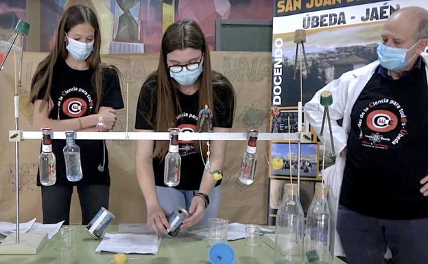 Un millar de estudiantes muestra sus trabajos científicos a otros alumnos