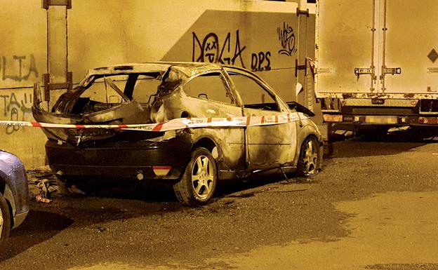Incendio de un vehículo en plena noche en la calle Perdiz de Úbeda