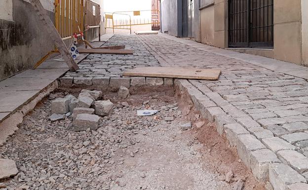 Intervención en la calle Del Moral para resolver problemas de abastecimiento de agua potable y filtraciones