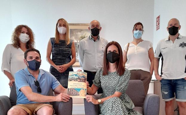 Entrega del premio de la campaña de primavera desarrollada por las siete agencias de viaje de la ciudad