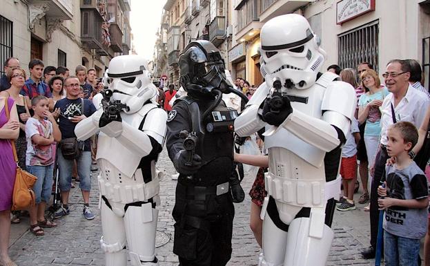 Vuelve el 'Paseo de la fama' con más de un centenar de personas ataviadas como personajes del cine y la televisión